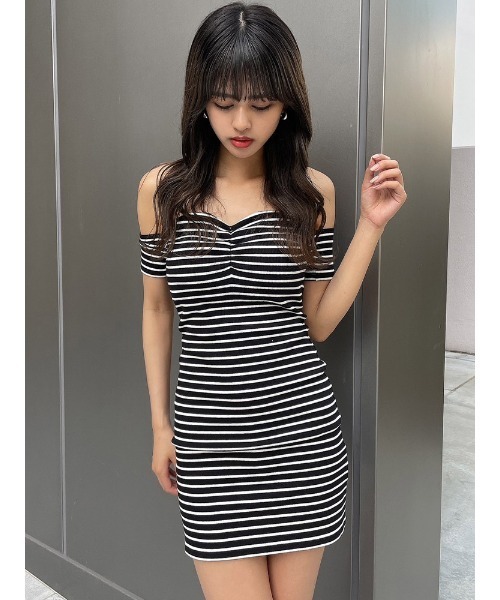 ENVYM(アンビー)の「カップインオフショルワンピース(ワンピース・レディース・ブルー/ブラック/マルチ・FREE)」の6枚目の写真