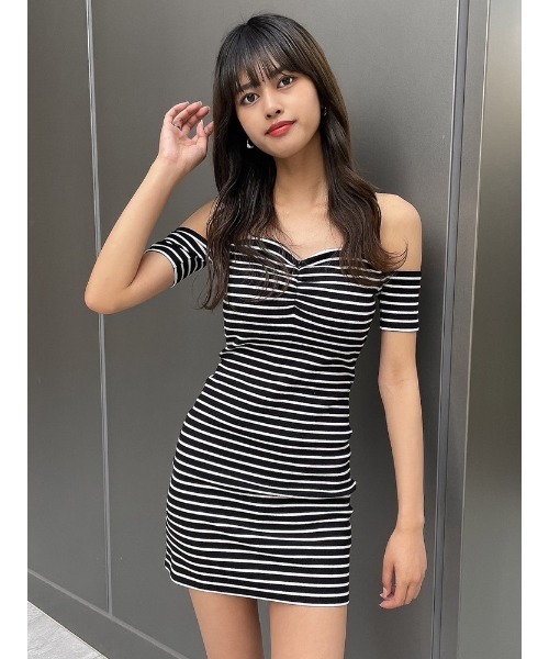 ENVYM(アンビー)の「カップインオフショルワンピース(ワンピース・レディース・ブルー/ブラック/マルチ・FREE)」の7枚目の写真