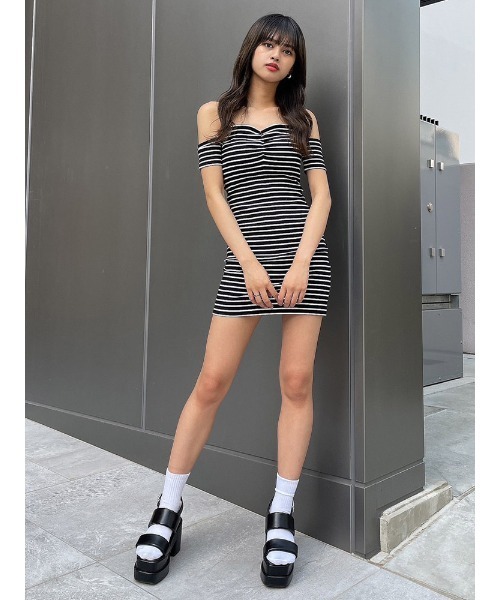 ENVYM(アンビー)の「カップインオフショルワンピース(ワンピース・レディース・ブルー/ブラック/マルチ・FREE)」の10枚目の写真