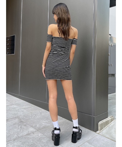 ENVYM(アンビー)の「カップインオフショルワンピース(ワンピース・レディース・ブルー/ブラック/マルチ・FREE)」の11枚目の写真