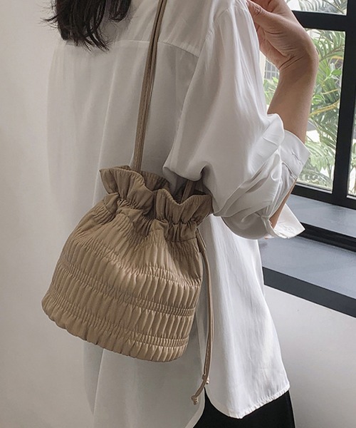 TONE SELECT GOODS(トーンセレクトグッズ)の「urbanfemine./プリーツショルダーバック U7044(ショルダーバッグ・レディース・ベージュ/ホワイト/ブラック/シルバー・FREE)」の4枚目の写真