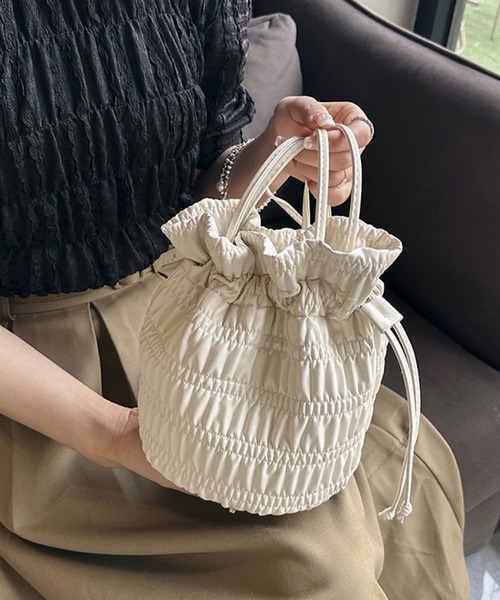 TONE SELECT GOODS(トーンセレクトグッズ)の「urbanfemine./プリーツショルダーバック U7044(ショルダーバッグ・レディース・ベージュ/ホワイト/ブラック/シルバー・FREE)」の2枚目の写真