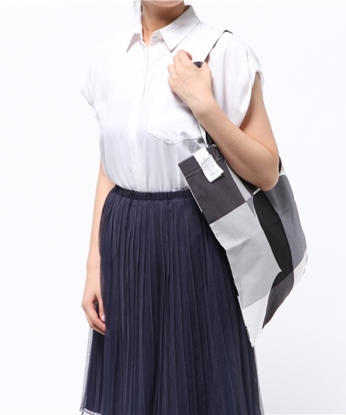 marimekko（マリメッコ）の「RUUTU-Unikko / BAG（エコバッグ/サブバッグ・レディース・ブラック/レッド/ピンク/グリーン/ブルー・FREE）」の11枚目の写真