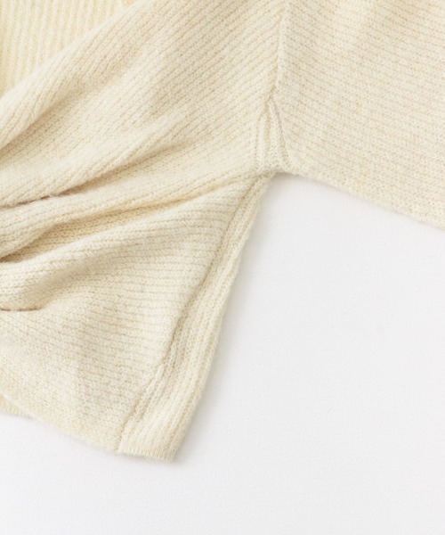HEYUMM（ヘユム）の「2WAYツイストデザインセーター（ニット/セーター・レディース・ブラック/ベージュ/アイボリー・ONE）」の7枚目の写真
