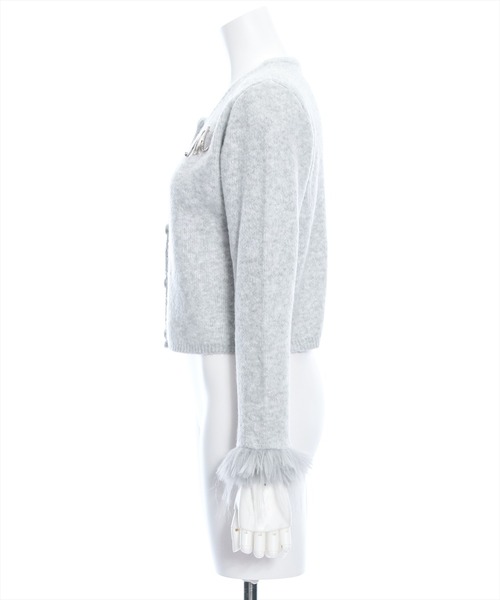 clear（クリア）の「ブローチ付き袖口ファーカーディガン≪STAY MOTION≫（ニット/セーター・レディース・アイボリー/ブラック/グレー・F）」の4枚目の写真