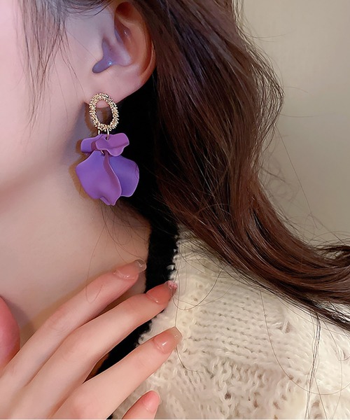 LA VORAGINE(ラ ヴォラジネ)の「レトロ花びらピアス(ピアス(両耳用)・レディース・ピンク/ブラック/ブルー/レッド/パープル/ブラウン・FREE)」の4枚目の写真
