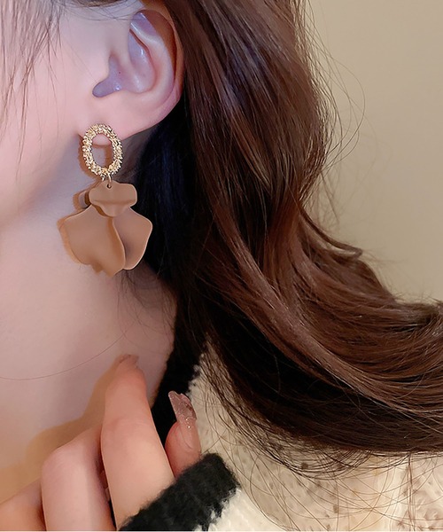 LA VORAGINE(ラ ヴォラジネ)の「レトロ花びらピアス(ピアス(両耳用)・レディース・ピンク/ブラック/ブルー/レッド/パープル/ブラウン・FREE)」の2枚目の写真