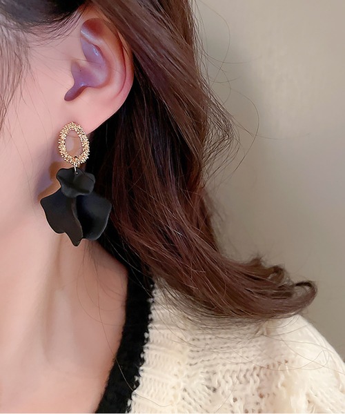 LA VORAGINE(ラ ヴォラジネ)の「レトロ花びらピアス(ピアス(両耳用)・レディース・ピンク/ブラック/ブルー/レッド/パープル/ブラウン・FREE)」の1枚目の写真