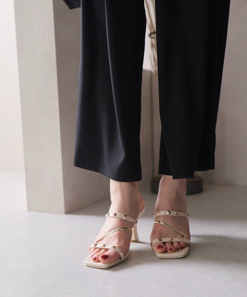 LIPSERVICE（リップサービス）の「スタッズラインサンダル（サンダル・レディース・アイボリー/ブラック・S/M/L）」の4枚目の写真