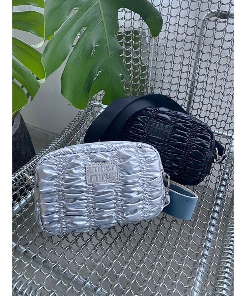 MURUA（ムルーア）の「キルティングカメラバッグ（ショルダーバッグ・レディース・ブラック/シルバー・FREE）」の3枚目の写真