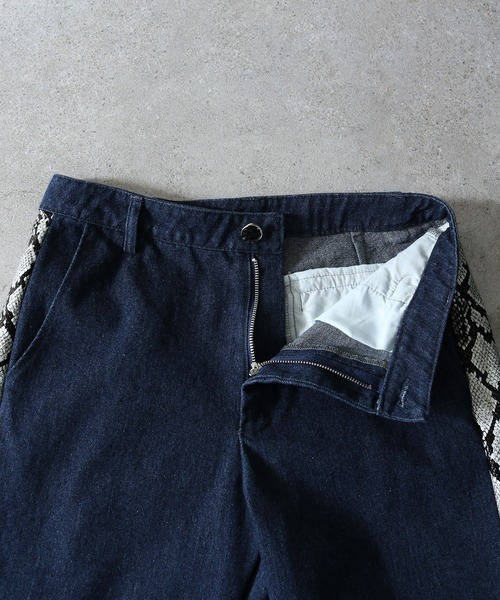 NILWAY(ニルウェイ)の「13oz パイソン 蛇柄 ライン ルーズ フレア デニム パンツ(デニムパンツ・メンズ・インディゴブルー/ライトグリーン/ブラック・LARGE/MEDIUM/SMALL)」の4枚目の写真