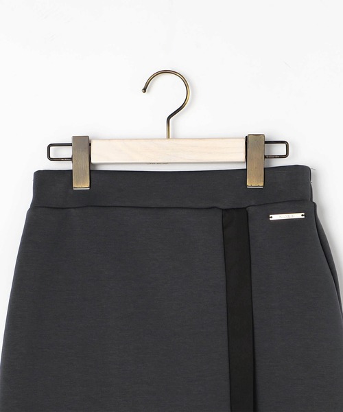 NICOLE white（ニコルホワイト）の「フロント配色ライン タイトスカート／ダンボールポンチ（スカート・レディース・チャコールグレー/グレー/オフホワイト・FREE）」の8枚目の写真