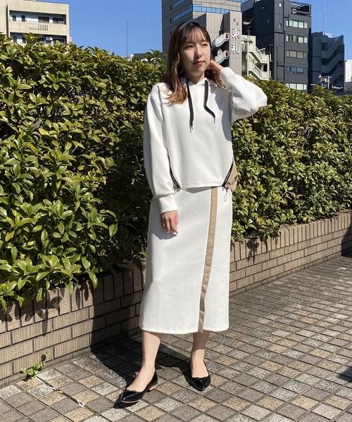 NICOLE white（ニコルホワイト）の「フロント配色ライン タイト