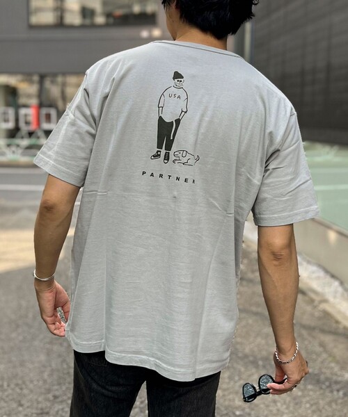 BARNS OUTFITTERS（バーンズアウトフィッターズ）の「【BARNS OUTFITTERS】別注タフネックTシャツ PARTNER（Tシャツ/カットソー・メンズ・ホワイト/イエロー/チャコールグレー/グレイッシュベージュ・S/M/L）」の4枚目の写真