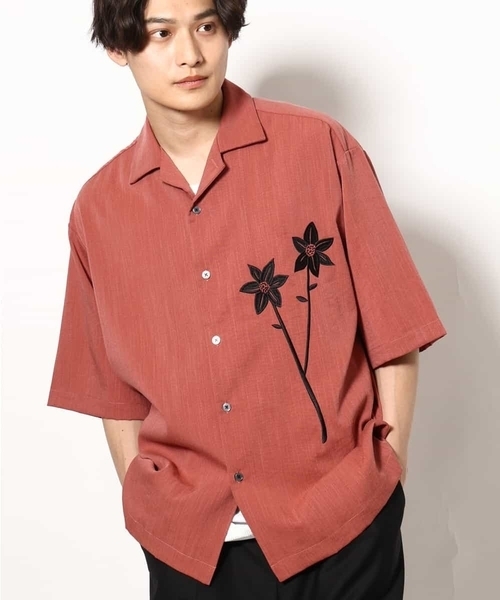 a.v.v(アーヴェヴェ)の「【接触冷感】フラワー刺繍オープンカラーシャツ 5分袖(シャツ/ブラウス・メンズ・ダークインディゴブルー/ピンク・48/46)」の1枚目の写真