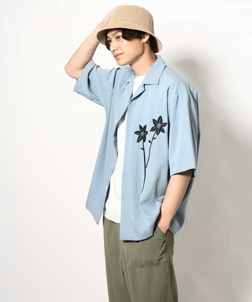 a.v.v(アーヴェヴェ)の「【接触冷感】フラワー刺繍オープンカラーシャツ 5分袖(シャツ/ブラウス・メンズ・ダークインディゴブルー/ピンク・48/46)」の3枚目の写真