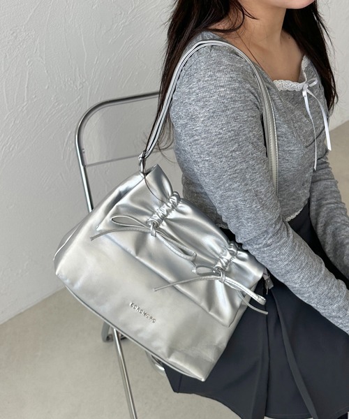 apres jour mignon（アプレジュールミニョン）の「【apresjour mignon×ARIAZ】ドロストギャザーリボンバッグ（ハンドバッグ・レディース・ブラック/シルバー・ONESIZE）」の6枚目の写真