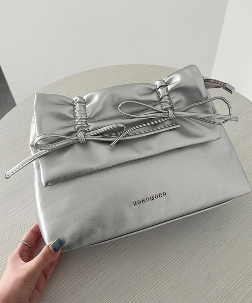 apres jour mignon（アプレジュールミニョン）の「【apresjour mignon×ARIAZ】ドロストギャザーリボンバッグ（ハンドバッグ・レディース・ブラック/シルバー・ONESIZE）」の5枚目の写真