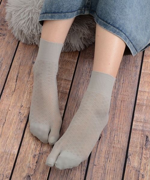 VIBGYOR Women(ヴィブジョー ウィメン)の「【float】小花柄メッシュ クルー丈 2本指/足袋ソックス(ソックス/靴下・レディース・ブラック/ホワイト/ピンク/グレー/ベージュ・FREE)」の3枚目の写真