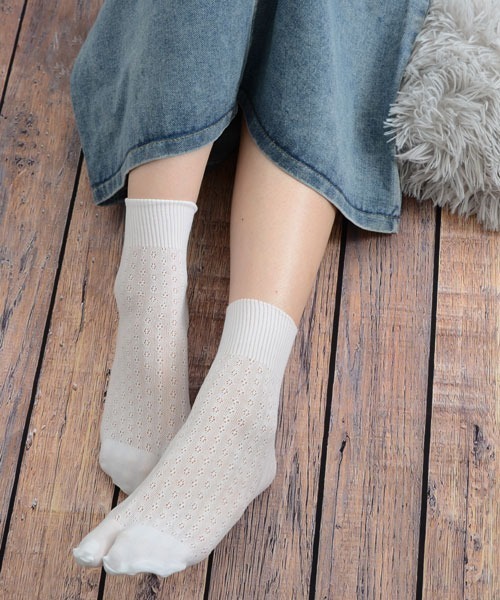 VIBGYOR Women(ヴィブジョー ウィメン)の「【float】小花柄メッシュ クルー丈 2本指/足袋ソックス(ソックス/靴下・レディース・ブラック/ホワイト/ピンク/グレー/ベージュ・FREE)」の6枚目の写真