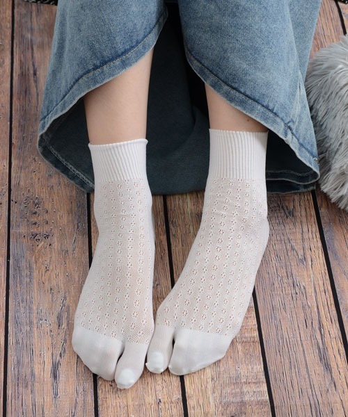 VIBGYOR Women(ヴィブジョー ウィメン)の「【float】小花柄メッシュ クルー丈 2本指/足袋ソックス(ソックス/靴下・レディース・ブラック/ホワイト/ピンク/グレー/ベージュ・FREE)」の7枚目の写真