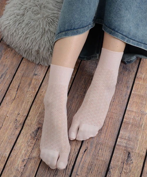 VIBGYOR Women(ヴィブジョー ウィメン)の「【float】小花柄メッシュ クルー丈 2本指/足袋ソックス(ソックス/靴下・レディース・ブラック/ホワイト/ピンク/グレー/ベージュ・FREE)」の15枚目の写真