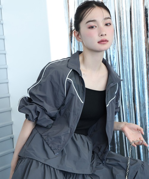 one after another NICE CLAUP（ワンアフターアナザーナイスクラップ）の「ライン入りショートブルゾン（ナイロンジャケット・レディース・チャコールグレー/ホワイト/アイボリー・FREE）」の3枚目の写真