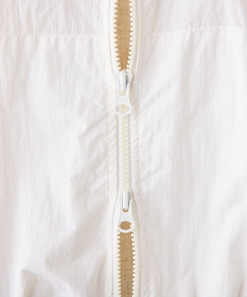 one after another NICE CLAUP（ワンアフターアナザーナイスクラップ）の「ライン入りショートブルゾン（ナイロンジャケット・レディース・チャコールグレー/ホワイト/アイボリー・FREE）」の7枚目の写真