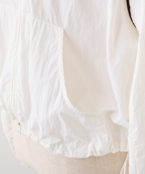 one after another NICE CLAUP（ワンアフターアナザーナイスクラップ）の「ライン入りショートブルゾン（ナイロンジャケット・レディース・チャコールグレー/ホワイト/アイボリー・FREE）」の4枚目の写真