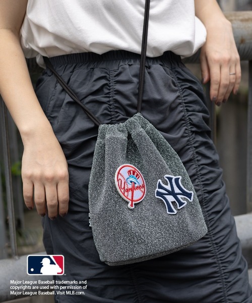 LEPSIM(レプシィム)の「MLB ワッペンラメ巾着 129686(ショルダーバッグ・レディース・ブラック/グレー/ブラウン・ONE SIZE)」の3枚目の写真