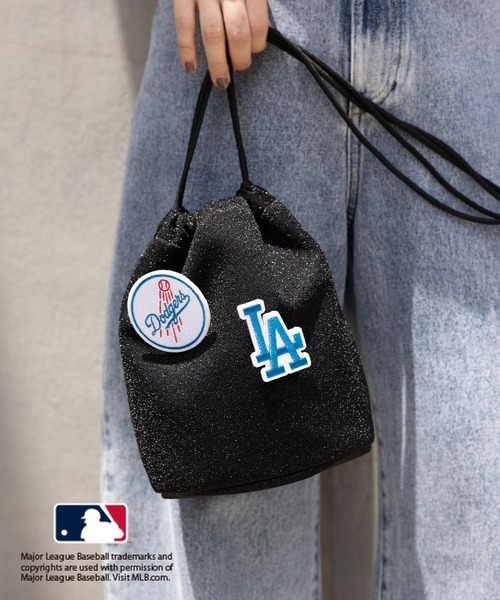 LEPSIM(レプシィム)の「MLB ワッペンラメ巾着 129686(ショルダーバッグ・レディース・ブラック/グレー/ブラウン・ONE SIZE)」の2枚目の写真