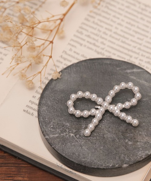 BONLECILL noir（ボンルシールノワール）の「【BONLECILL noir】リボンモチーフパールブローチ（ブローチ/コサージュ・レディース・ホワイト・FREE）」の10枚目の写真