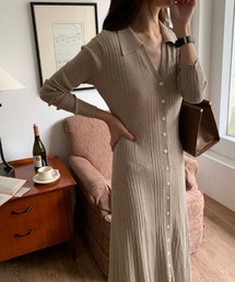 襟付きVネックロングニットワンピース
