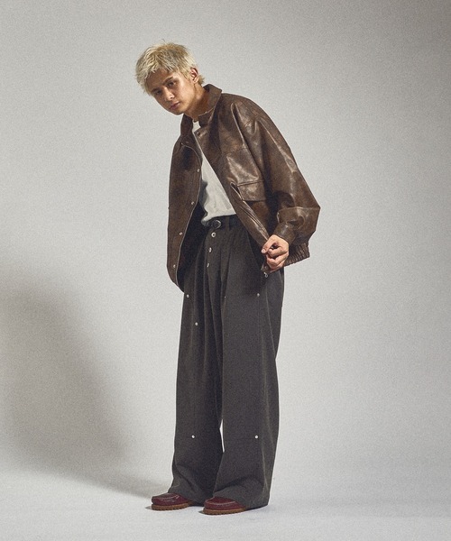 kutir(クティール)の「VINTAGE LIKE ARTIFICIAL GRAIN BLOUSON/ヴィンテージライク合成皮革ブルゾン(ブルゾン・メンズ・ブラウン/グレー/ブラック・MEDIUM/LARGE)」の4枚目の写真