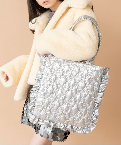 Casselini(キャセリーニ)の「Casselini(キャセリーニ)キルト刺繍トート(トートバッグ・レディース・ゴールド/シルバー/ブラック・FREE)」の3枚目の写真