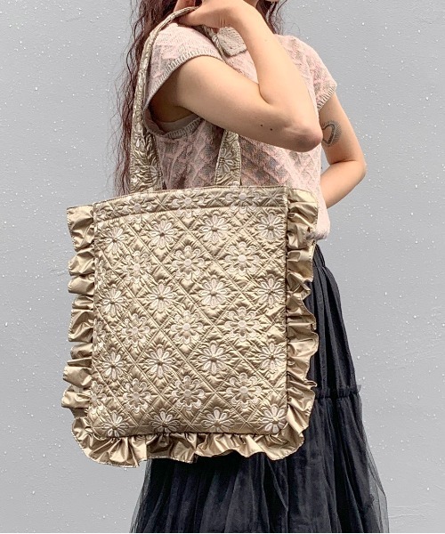 Casselini(キャセリーニ)の「Casselini(キャセリーニ)キルト刺繍トート(トートバッグ・レディース・ゴールド/シルバー/ブラック・FREE)」の4枚目の写真