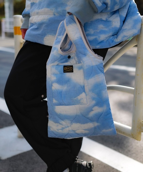 RVCA（ルーカ）の「RVCA メンズ REVERSIBLE RECESSION/ルーカキルティングリバーシブルミニトートエコバッグ（トートバッグ・メンズ・ブラック/ホワイト系その他・FREE）」の2枚目の写真