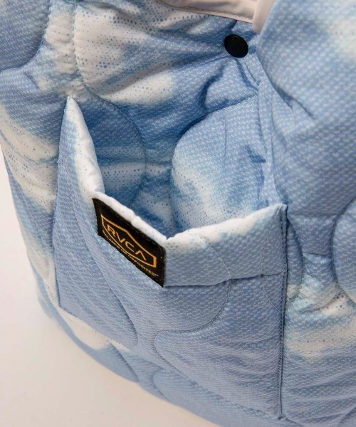 RVCA（ルーカ）の「RVCA メンズ REVERSIBLE RECESSION/ルーカキルティングリバーシブルミニトートエコバッグ（トートバッグ・メンズ・ブラック/ホワイト系その他・FREE）」の13枚目の写真