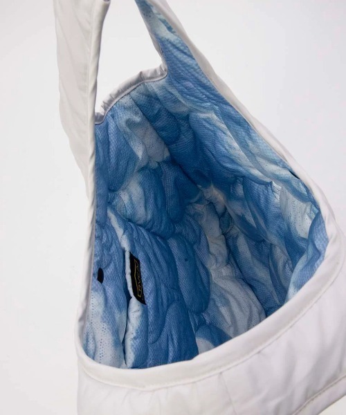 RVCA（ルーカ）の「RVCA メンズ REVERSIBLE RECESSION/ルーカキルティングリバーシブルミニトートエコバッグ（トートバッグ・メンズ・ブラック/ホワイト系その他・FREE）」の16枚目の写真