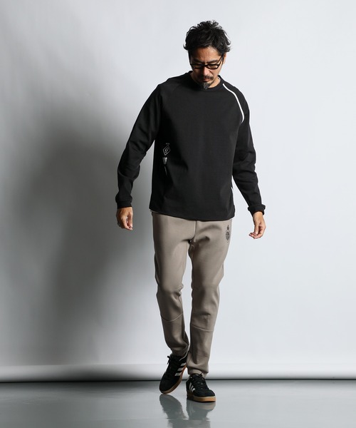 The DUFFER of ST.GEORGE（ザダファーオブセントジョージ）の「〔BLACK LABEL〕SORONA PONTE 3-EMBLEM L/SL TEE：ポンチ素材 スリーエンブレム ロンT（Tシャツ/カットソー・メンズ・ホワイト/ブラック・SMALL/MEDIUM/LARGE/X-LARGE）」の6枚目の写真