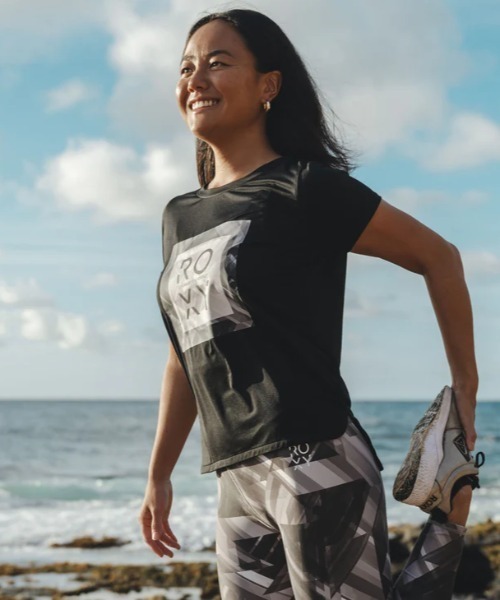 ROXY(ロキシー)の「FROM THE INSIDE TEE /ロキシー水陸両用フロントプリント半袖シャツ(Tシャツ/カットソー・レディース・ブラック/ピンク/カーキ・SMALL/MEDIUM/LARGE)」の2枚目の写真