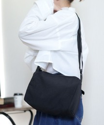 【2サイズ展開・軽量】シンプルナイロンパテッドショルダーバッグ