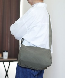 【2サイズ展開・軽量】シンプルナイロンパテッドショルダーバッグ
