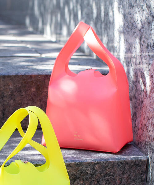 human woman（ヒューマンウーマン）の「◆THE ART OF CARRYING MARKETmini（トートバッグ・レディース・レッド/イエロー・ﾌﾘ-）」の2枚目の写真