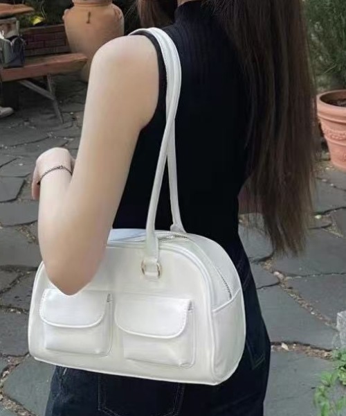 Mejoul（メジュール）の「フェイクレザー マルチポケットスクエアボストンバッグ（ショルダーバッグ・レディース・ブラウン/ホワイト/ブルー/ブラック・F）」の2枚目の写真