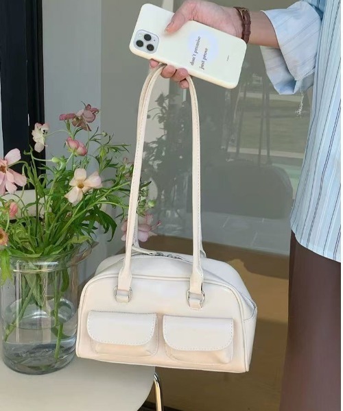 Mejoul（メジュール）の「フェイクレザー マルチポケットスクエアボストンバッグ（ショルダーバッグ・レディース・ブラウン/ホワイト/ブルー/ブラック・F）」の16枚目の写真