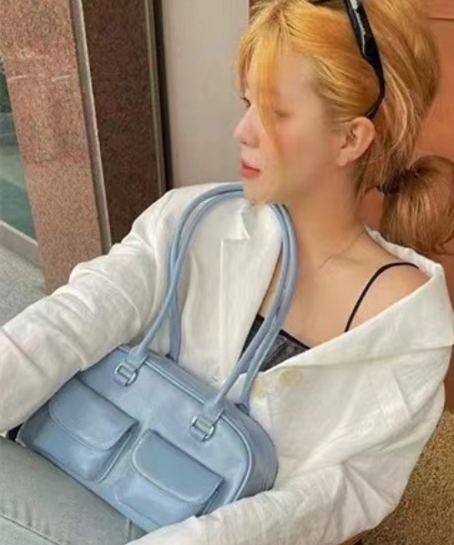 Mejoul（メジュール）の「フェイクレザー マルチポケットスクエアボストンバッグ（ショルダーバッグ・レディース・ブラウン/ホワイト/ブルー/ブラック・F）」の18枚目の写真