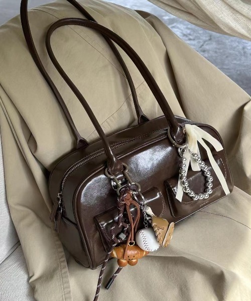 Mejoul（メジュール）の「フェイクレザー マルチポケットスクエアボストンバッグ（ショルダーバッグ・レディース・ブラウン/ホワイト/ブルー/ブラック・F）」の21枚目の写真