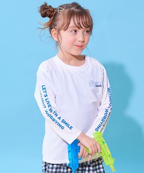 devirock(デビロック)の「UVカット Tシャツ型 長袖ラッシュガード(ラッシュガード・キッズ・ブラック系1/イエロー系1/グリーン系1/ホワイト系1/サックスブルー/ブルーグレー/ブラック系2/ホワイト系2・160cm/150cm/140cm/130cm/120cm/110cm/100cm)」の3枚目の写真