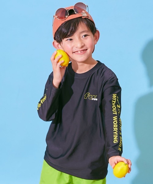 devirock(デビロック)の「UVカット Tシャツ型 長袖ラッシュガード(ラッシュガード・キッズ・ブラック系1/イエロー系1/グリーン系1/ホワイト系1/サックスブルー/ブルーグレー/ブラック系2/ホワイト系2・160cm/150cm/140cm/130cm/120cm/110cm/100cm)」の4枚目の写真